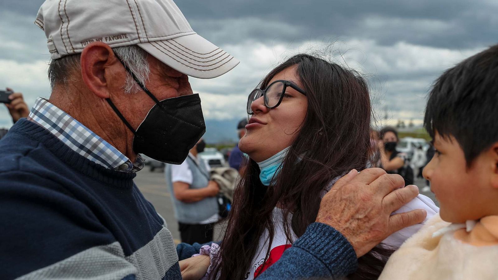 ¿Dos besos sí o dos besos no?: el fin de la mascarilla nos plantea la forma de saludarnos