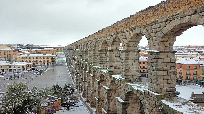 Nevadas importantes en los principales sistemas montañosos. Descenso notable de las máximas en el cuadrante sureste peninsular, localmente extraordinario