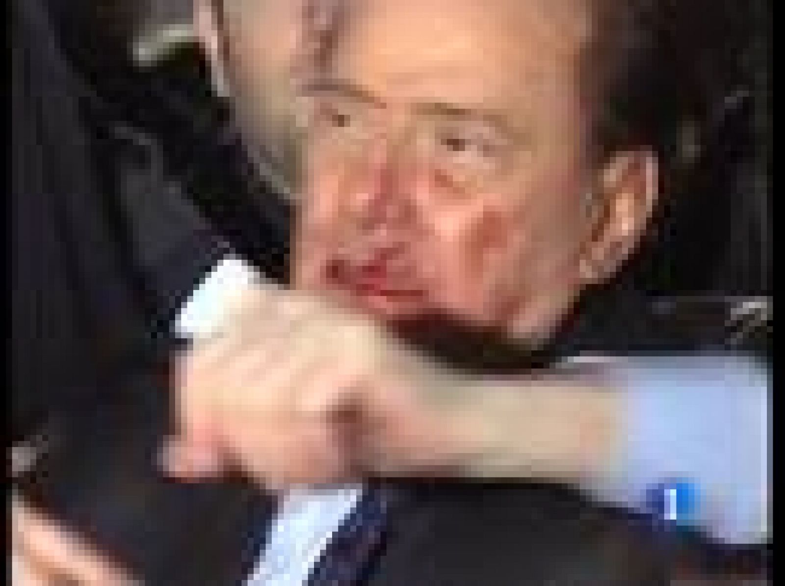 Silvio Berlusconi seguirá en el hospital hasta mañana después de la agresión del domingo | Ver