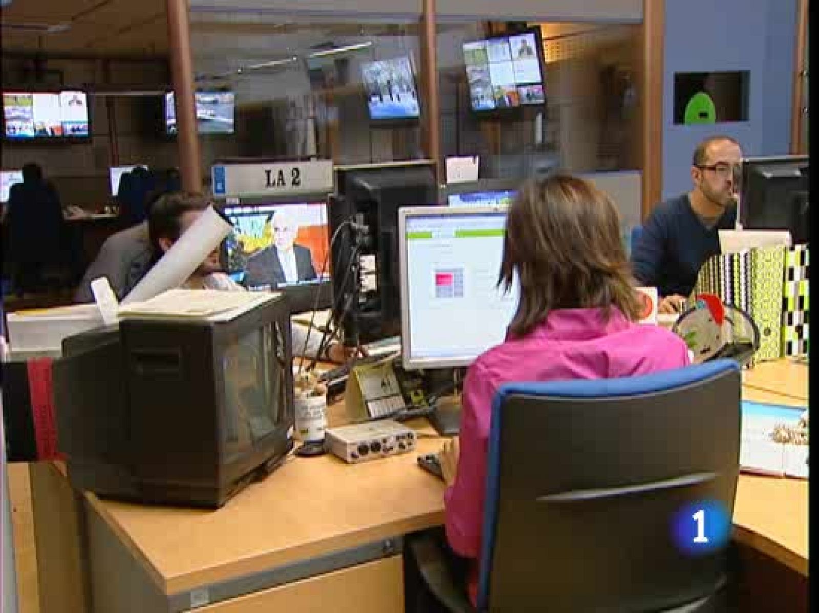 Para afrontarlo, la programación se renueva. Empezando por La 2 , que aspira a convertirse en un canal de cine, documentales y participación ciudadana. Habrá cuatro horas de programas en directo y una apuesta decidida por la producción propia.