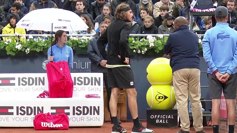 Tsitsipas pasa ronda en una jornada convulsa por la lluvia en el Godó -- Ver ahora