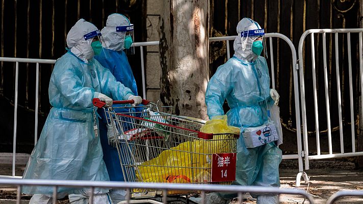Telediario 1 - El confinamiento en Shanghái por la COVID aísla a 26 millones de personas: "Han cerrado la puerta con un candado"