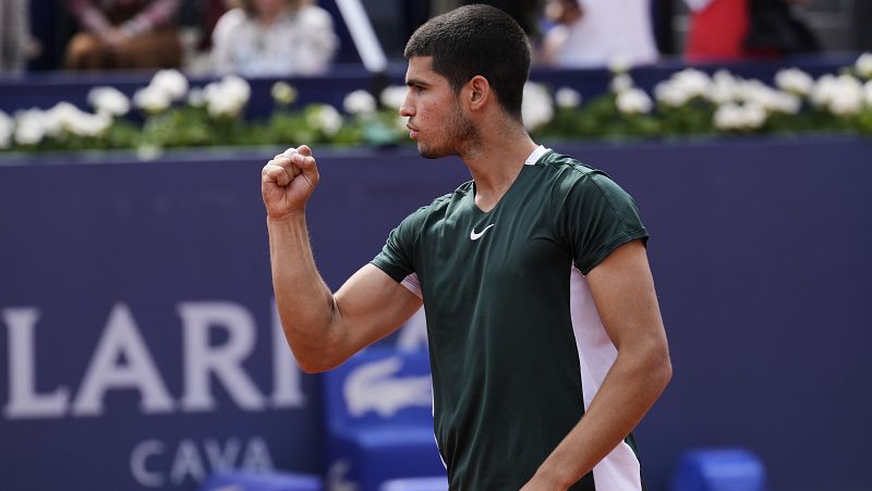 Alcaraz fulmina a Tsitsipas en cuartos del Godó