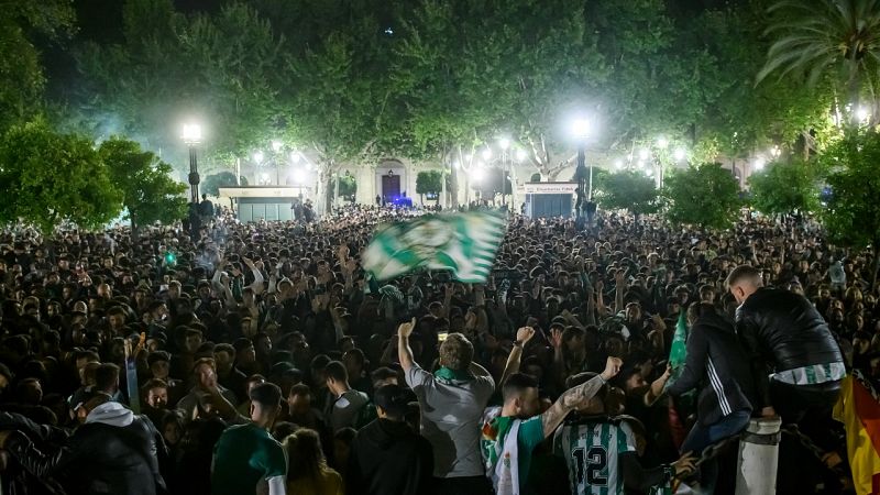 Miles de béticos festejan su tercer título de Copa en el centro de Sevilla 