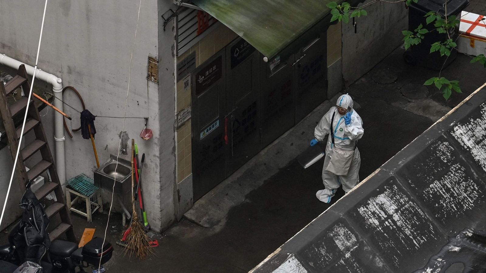 Un español confinado en Shanghái: "Hay edificios con las puertas bloqueadas" - Informativo 24h | Ver