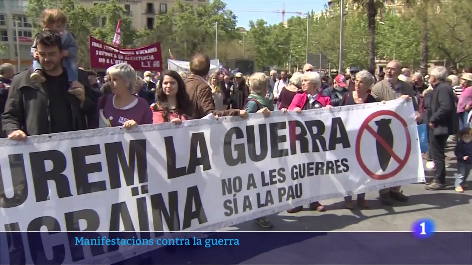 Centenars de persones demanen la pau