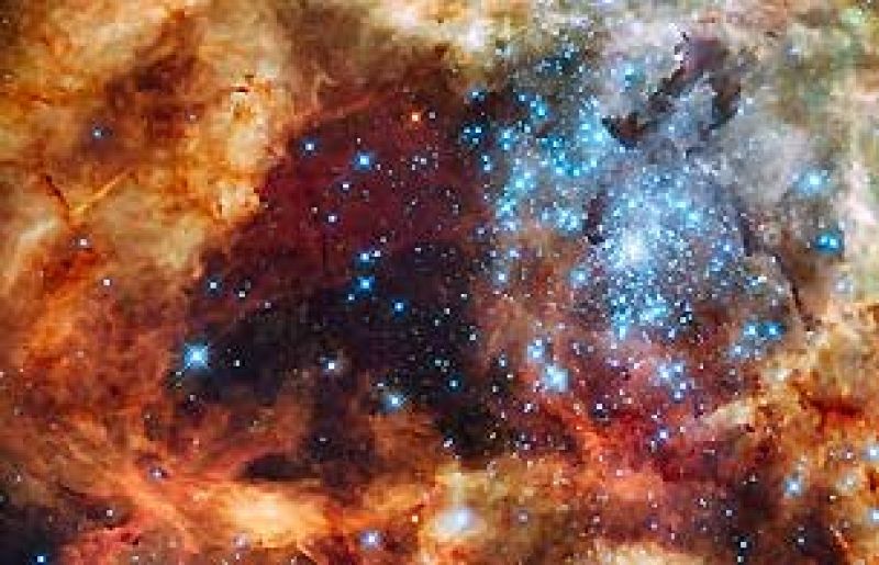 El telescopio espacial Hubble ha captado una espectacular imagen que bien podría servir de felicitación navideña. Es una fotografía que muestra cientos de brillantes estrellas azules coronadas por nubes de calor, un paisaje fantástico, repleto de luz