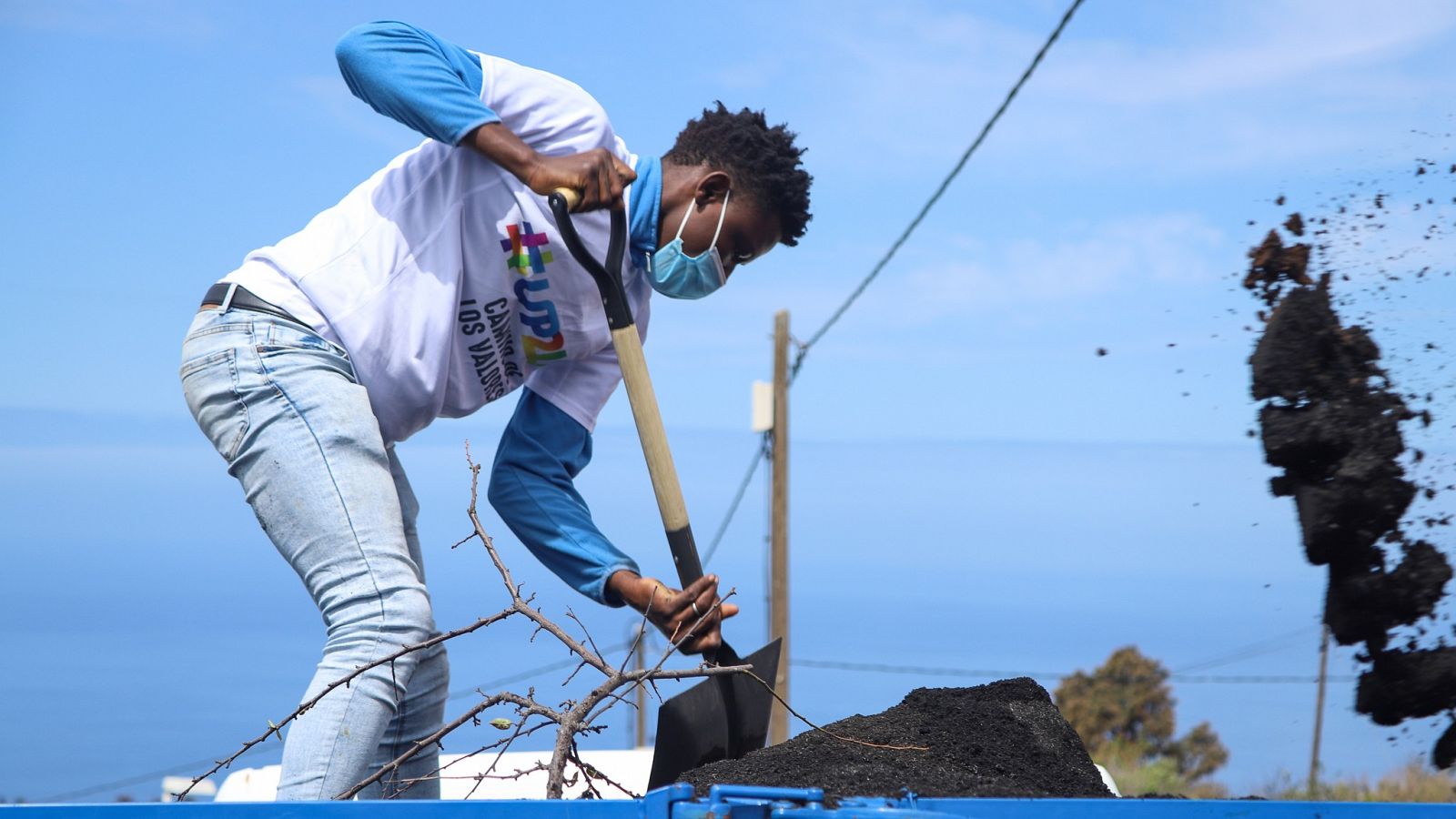 Menores vulnerables recogen ceniza del volcán de La Palma