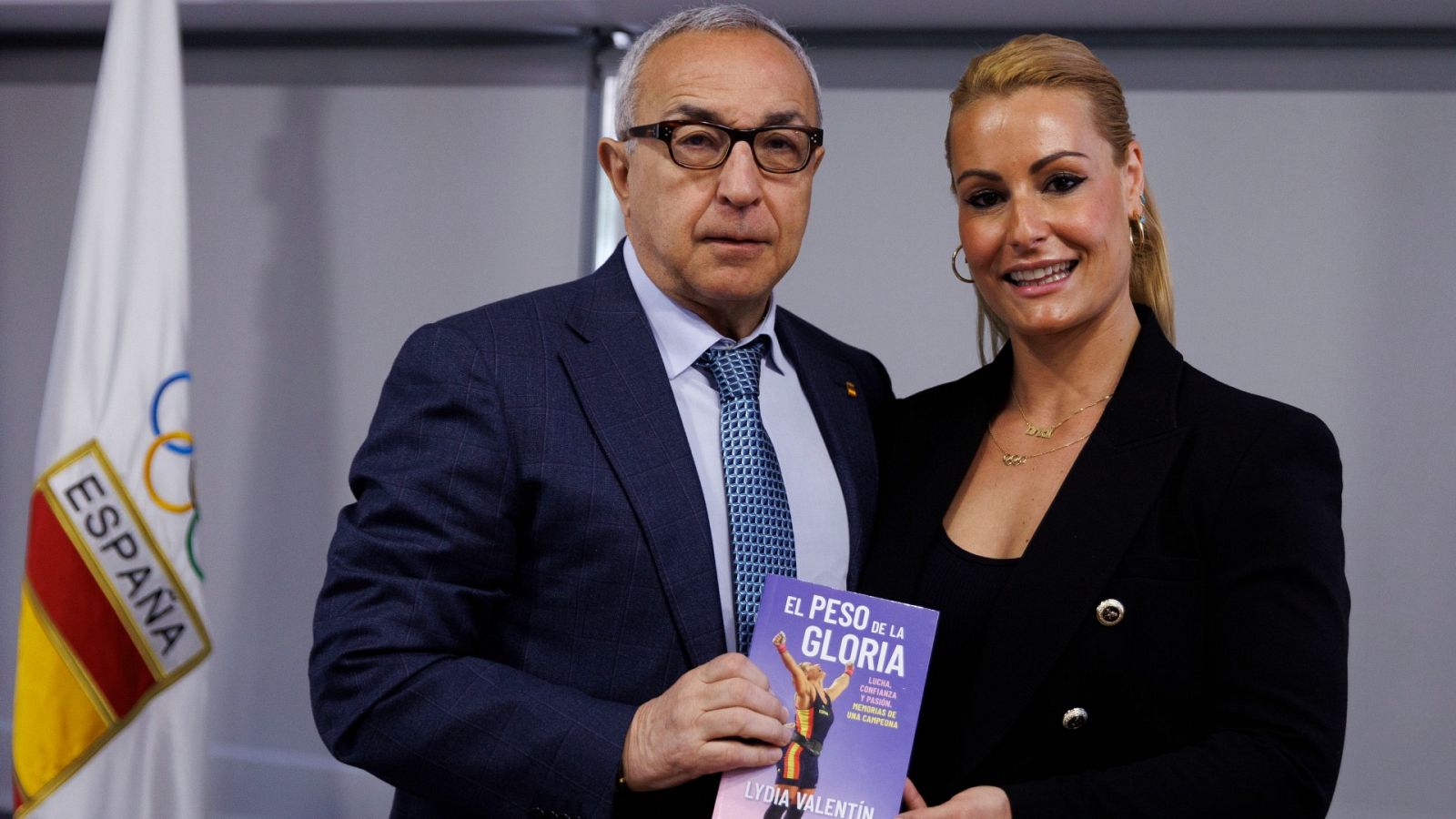 Lydia Valentin presenta su libro El peso de la gloria