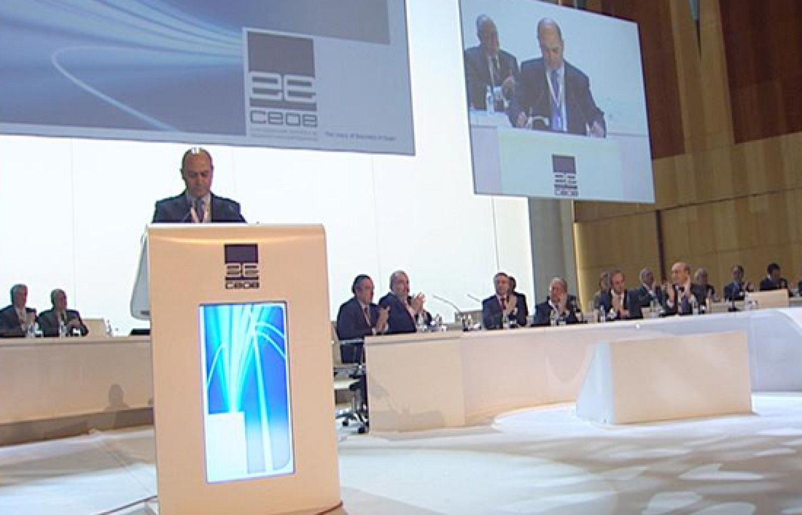 Se lo dieron después de que el presidente de la patronal pusiera su cargo a disposición de la junta directiva por los problemas que hay en sus empresas. 