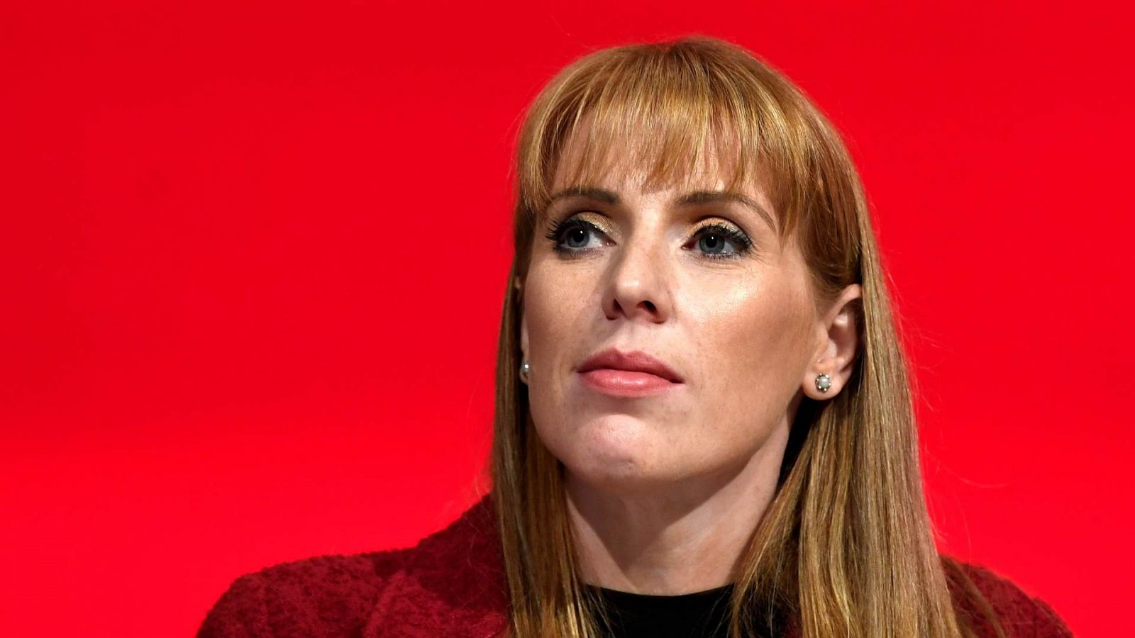 Diputados conservadores acusan a la laborista Angela Reyner de utilizar su vestuario para distraer a Boris Johnson