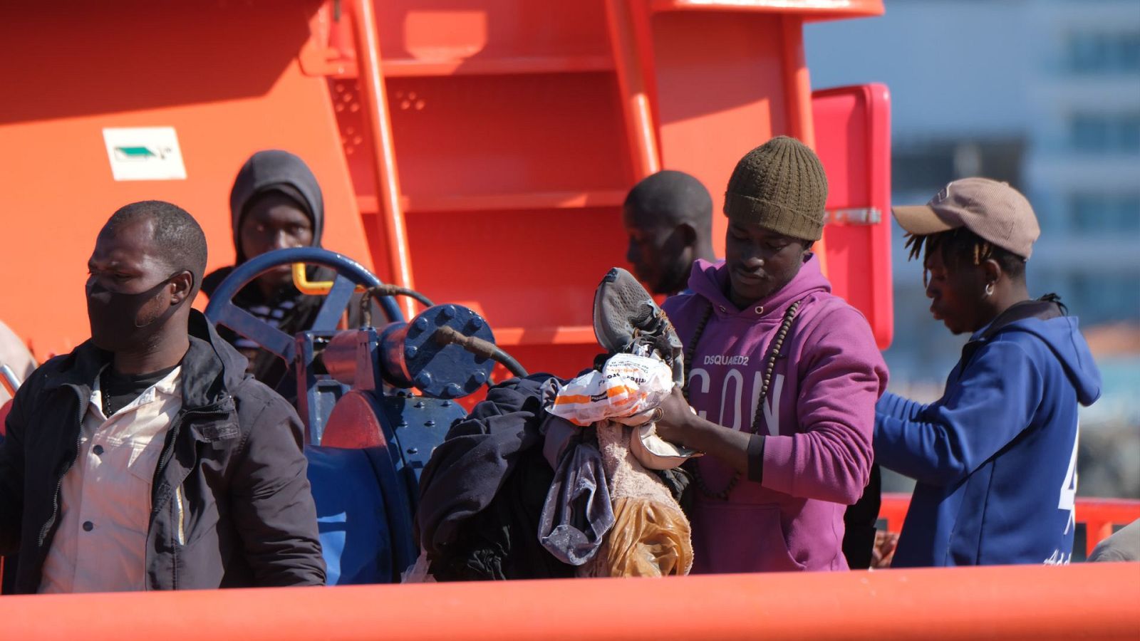 El naufragio de una patera deja 26 desaparecidos y un muerto | Ver