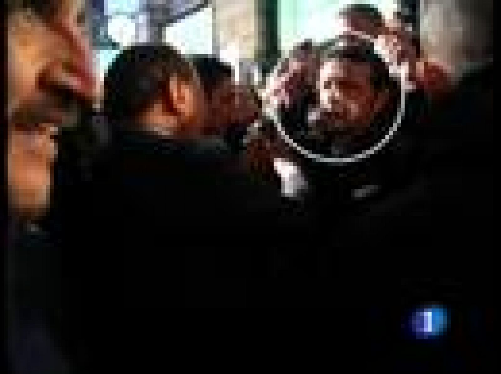 Silvio Berlusconi se queda una noche más en el hospital | Ver