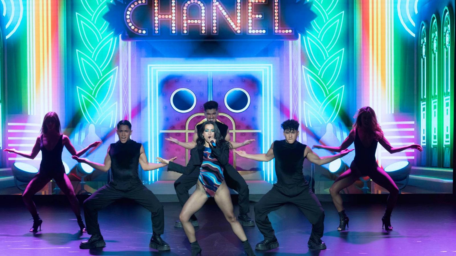 Chanel canta 'Slomo' en los Premis Sant Jordi 2022