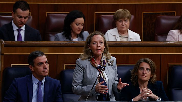 Telediario 1 - Caras de asombro, atención y risas durante la primera sesión de control sin mascarillas en el Congreso