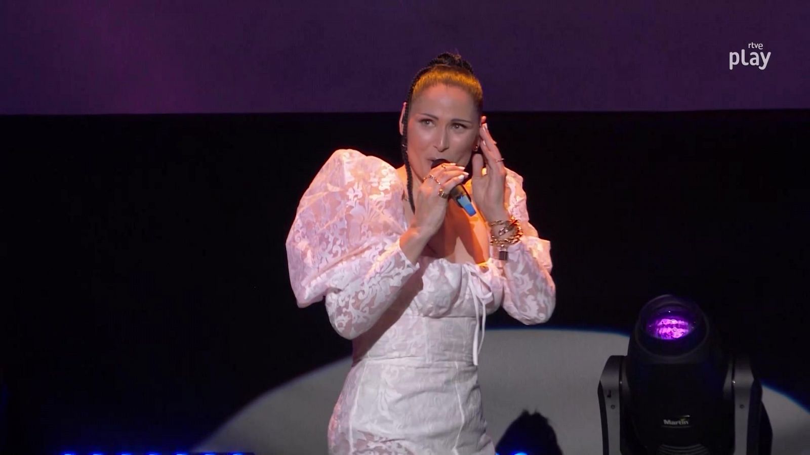 Eurovisión 2022 - Rosa canta "Europe's living a celebration" en la despedida de Chanel