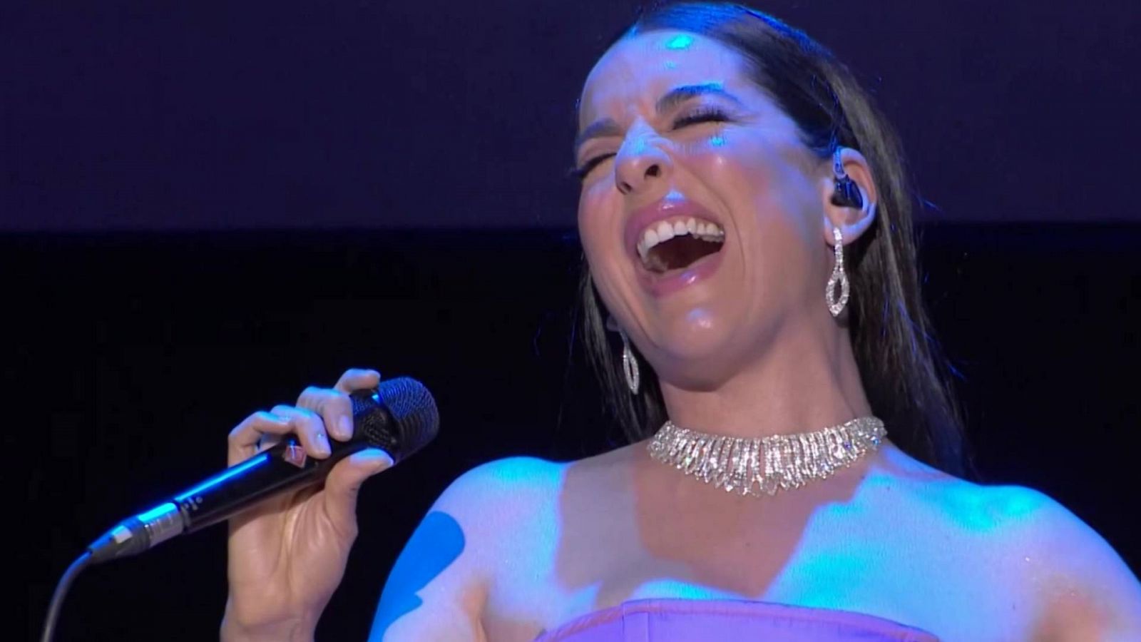 Eurovisión 2022 - Ruth Lorenzo canta "Dancing in the rain" en la despedida de Chanel