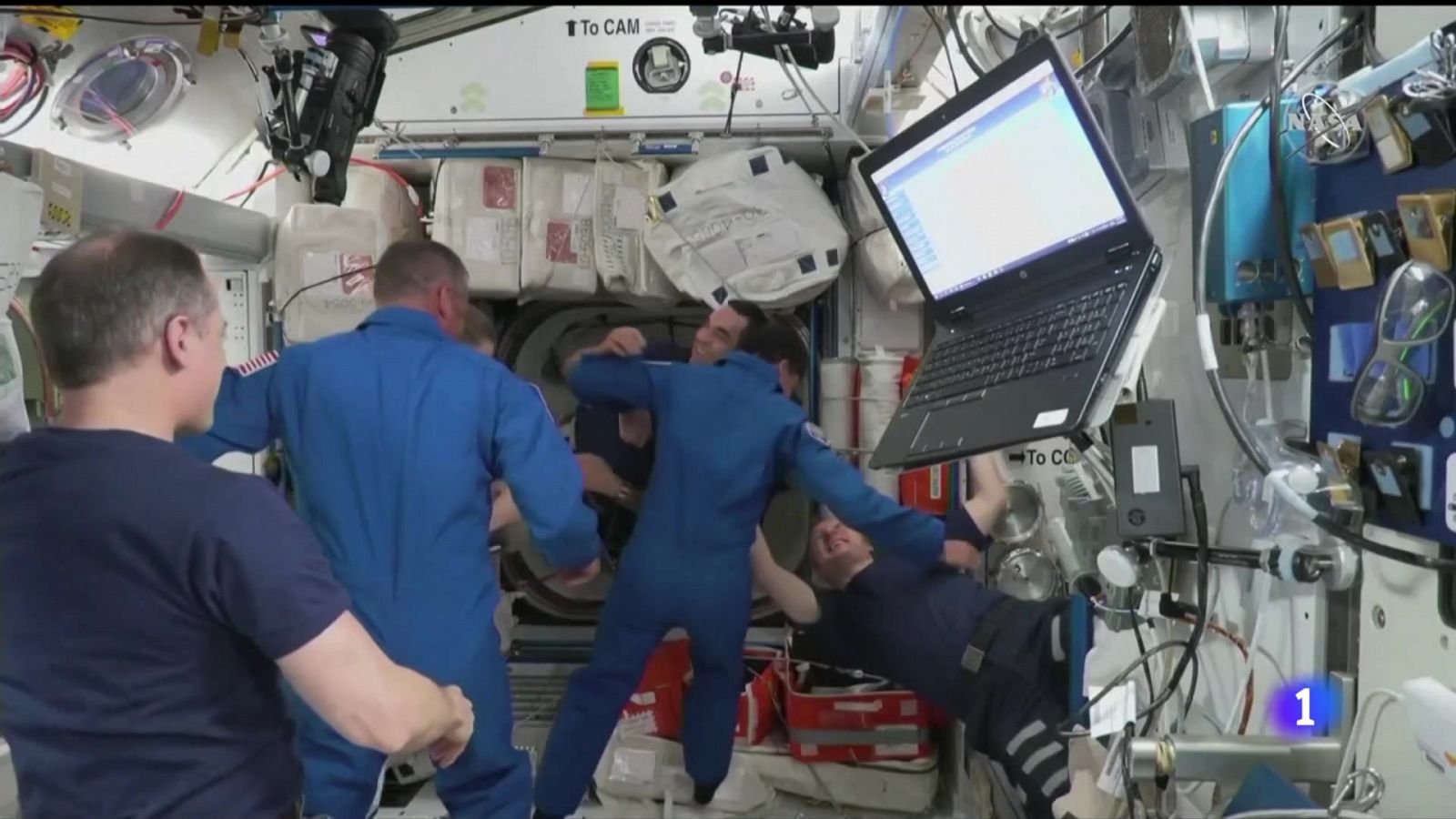 Una cápsula espacial de Elon Musk llega la Estación Internacional con cuatro astronautas a bordo | Ver