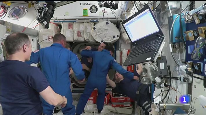 Telediario 1 - Una cápsula espacial de Elon Musk llega la Estación Internacional con cuatro astronautas a bordo
