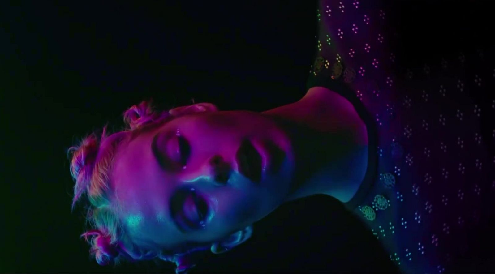 Dora, la hija de Bimba Bosé, acaba de cumplir 18 años y publica su primer disco debut, 'Sin prisa No quiero morir'. Un proyecto en el que demuestra su versatilidad musical, con canciones que van del pop a la electrónica.