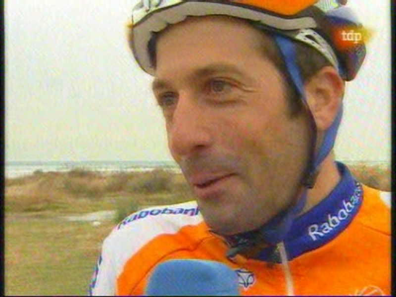El ciclista Juan Antonio Flecha sube el Rat Penat, que se estrenará en la Vuelta 2010, para TVE.
