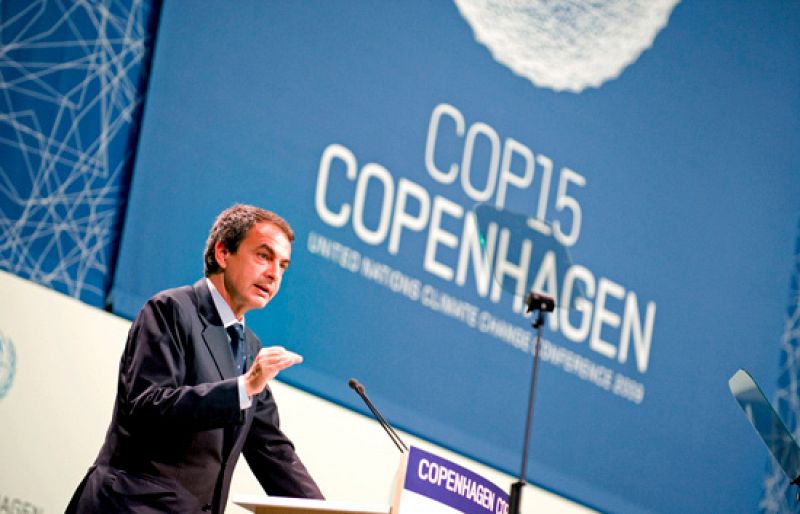 El presidente del Gobierno, José Luis Rodríguez Zapatero, ha expresado que "la tierra no pertenece a nadie, solo al viento". Con esta frase poética ha cerrado su intervención ante el plenario de la Cumbre de Copenhague, donde ha pedido -especialmente