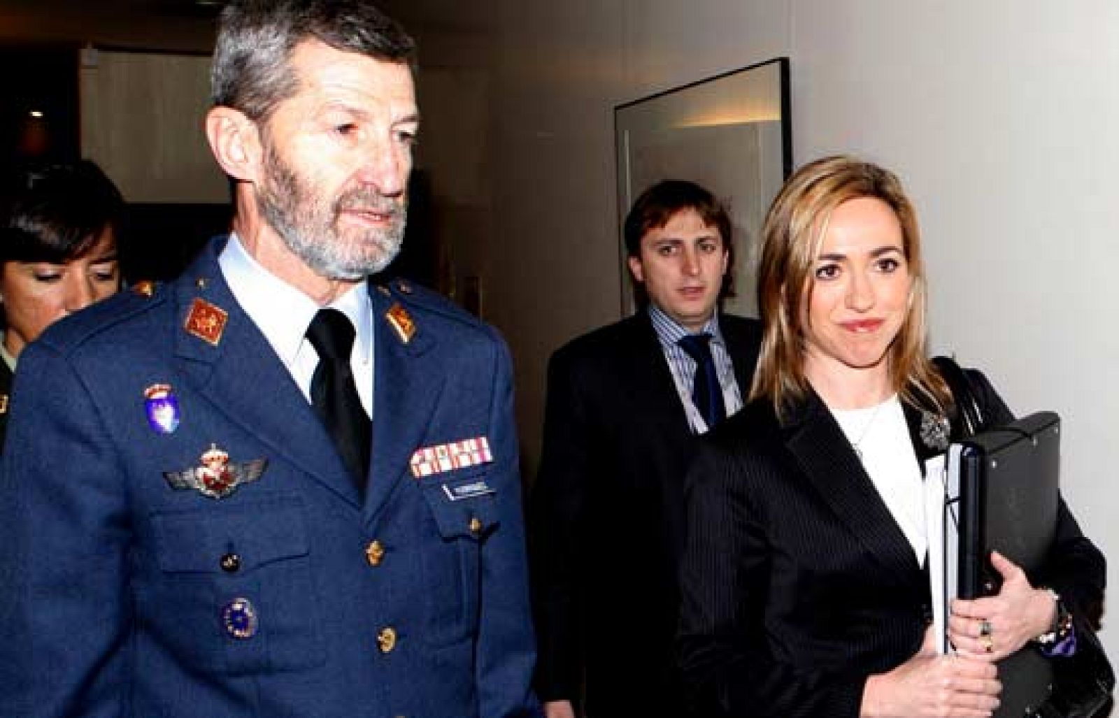 La ministra de Defensa, Carme Chacón, ha eludido en la Comisión de Defensa del Congreso cifrar el número de militares con los que se reforzará la misión en Afganistán, si bien ha señalado que su "prioridad" será formar e instruir a las fuerzas afganas.