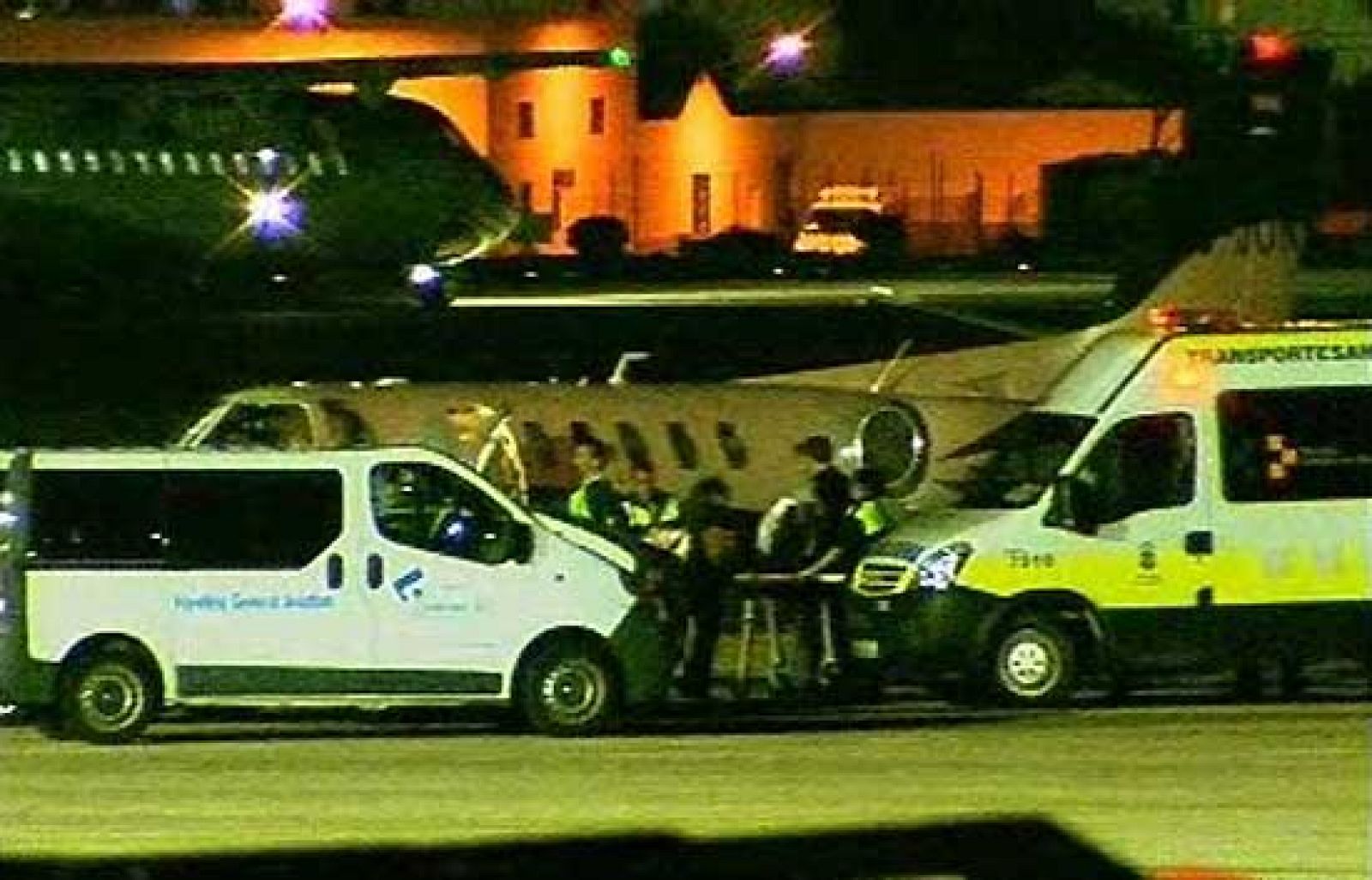 La activista saharaui Aminatu Haidar por fin vuela rumbo a El Aaiún tras 32 días de huelga de hambre tras abandonar el hospital de Lanzarote proclamando la "victoria de la causa saharaui" por su regreso (17/12/09).