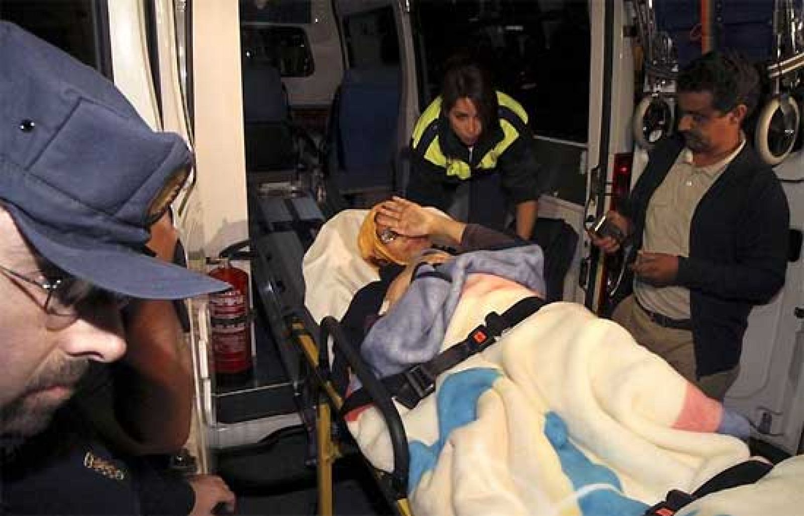 Desde que Haidar ingresó en el hospital hasta su salida hacia El Aaiún no han cesado las acciones diplomáticas de Marruecos, España y la Unión Europea para resolver el caso de la activista saharaui. Una jornada frenética que se ha terminado con un final feliz (17/12/09).