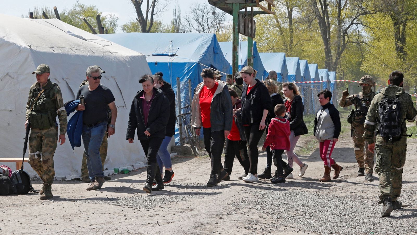 Guerra en Ucrania | Primeras evacuaciones en la acería de Azovstal 
