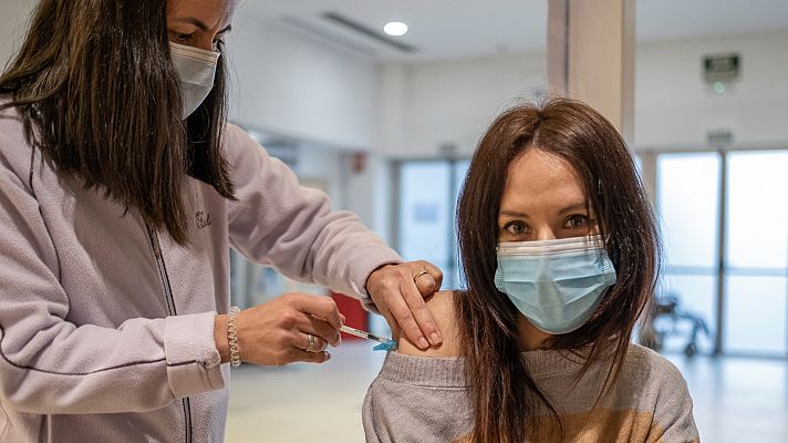 Aumentan las dosis de refuerzo de la vacuna de la COVID-19 por los viajes