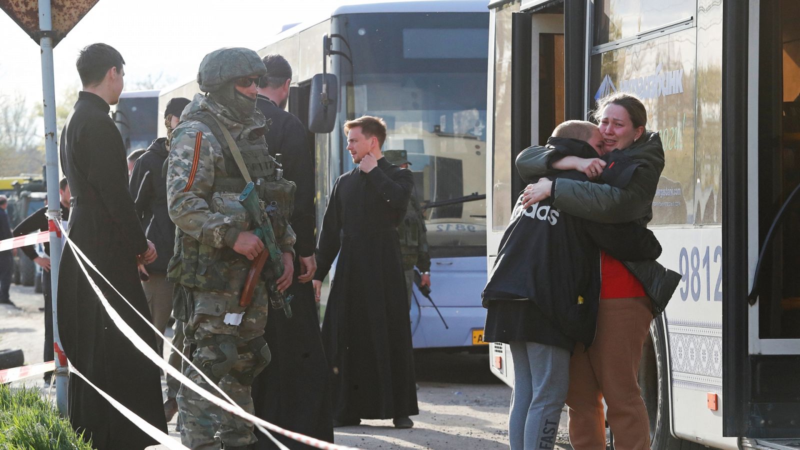 Guerra de Ucrania | Ucrania evacúa a un centenar de personas de Azovstal