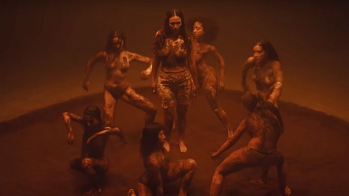 Telediario Fin de Semana - Rigoberta Bandini estrena el videoclip de 'Ay Mamá'