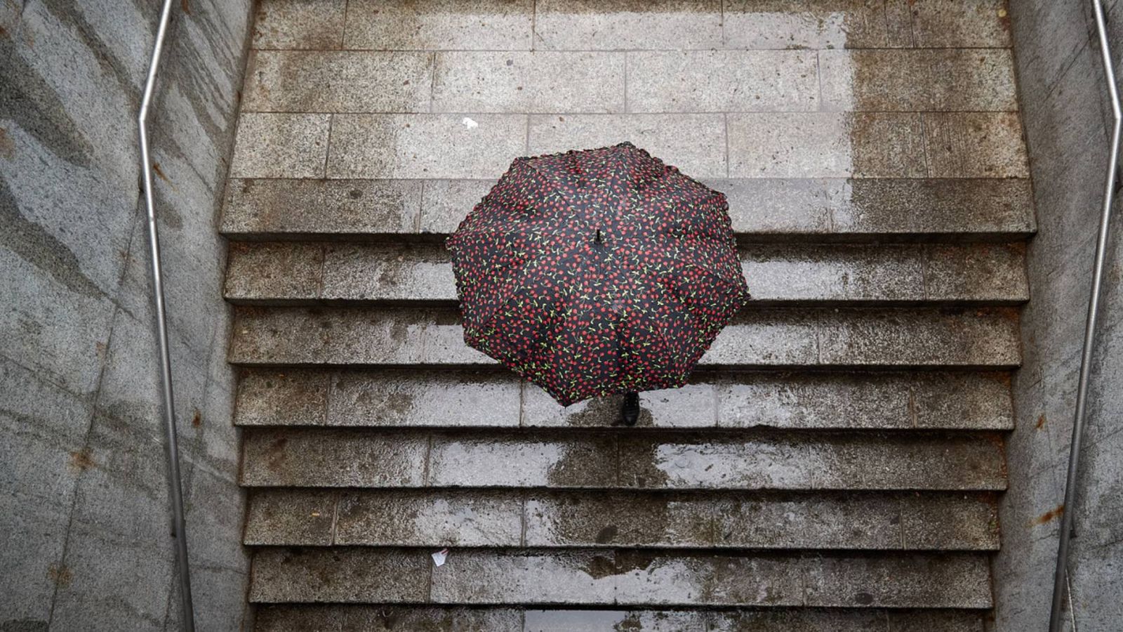 Este lunes, bajada de temperaturas diurnas, lluvia y tormentas dispersas