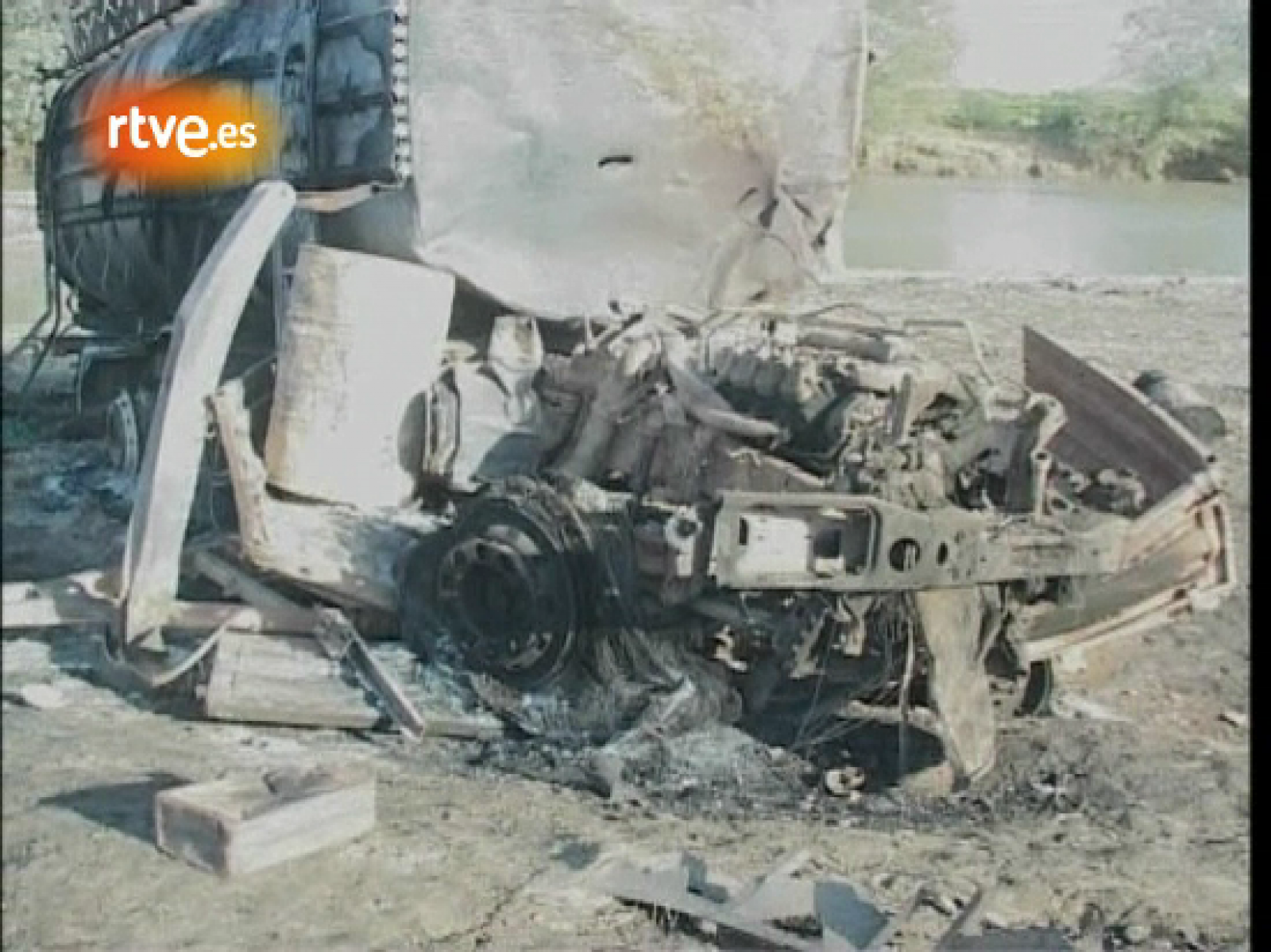 El vídeo muestra dos vehículos pick-up supuestamente ocupados por insurgentes que se alejan del río Kunduz y la explosión de las bombas lanzadas por un bombardero estadounidense que destruye dos camiones cisterna robados por fuerzas talibán.