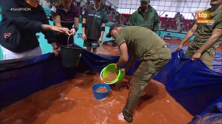 Tenis - Achican agua con cubos tras una tormenta en la Caja Mágica
