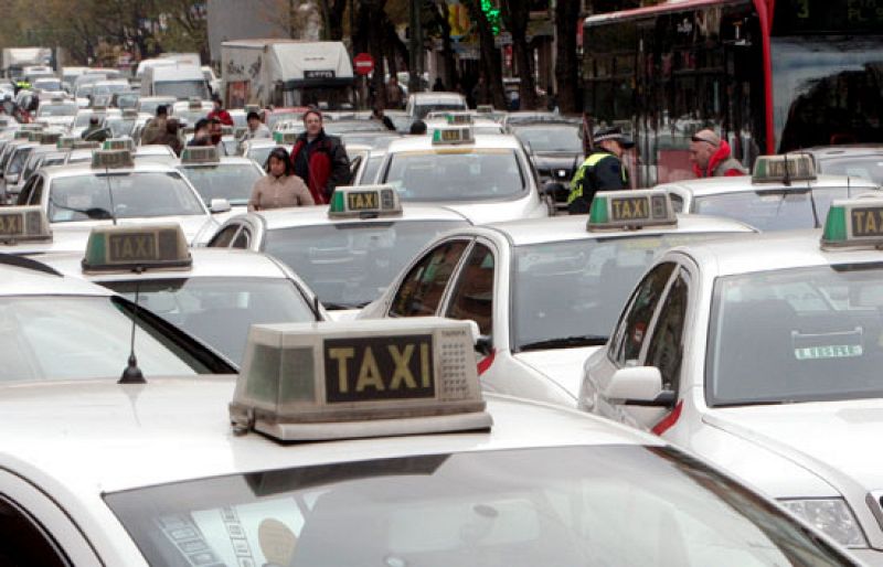 Los taxistas no prestan servicio en el aeropuerto  de Barajas y organizan piquetes en la T-4