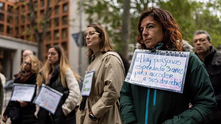 Telediario 1 - Protestas por la espera para la valoración de discapacidad