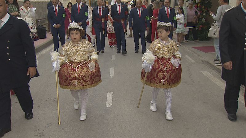 Dos niños de Abanilla llevan con emoción estos curiosos vestidos durante las fiestas del pueblo