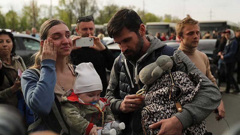 RNE en Ucrania | Ha llegado a Zaporiyia el convoy de evacuados de Mariúpol - Ver ahora