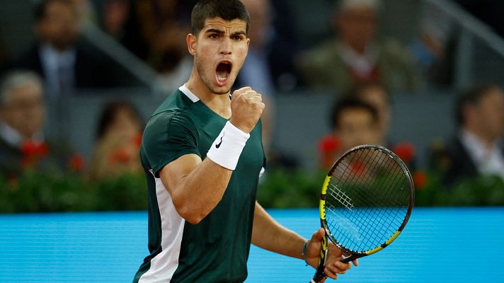 Alcaraz supera con trabajo su estreno  en Madrid y se une a Djokovic en tercera ronda