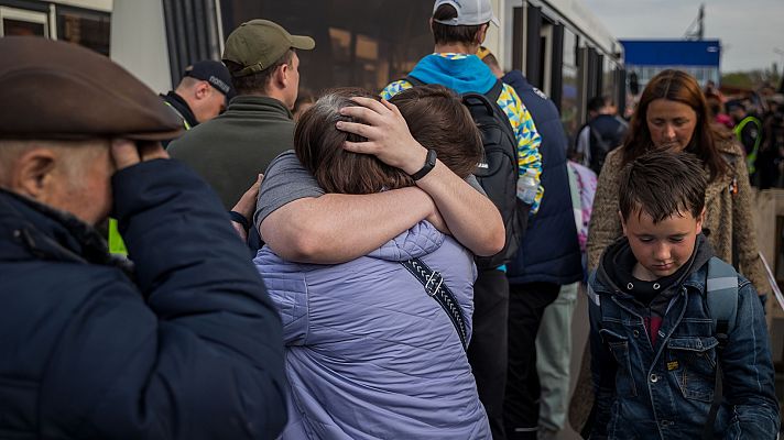 Los primeros evacuados de Azovstal, a salvo en Zaporiyia