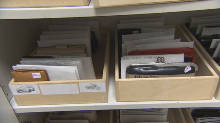 Telenavarra - Entregan en Pamplona una cartera con 650 euros en su interior