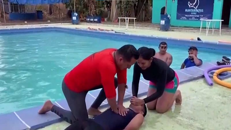 Clases de natación para emigrar de Nicaragua sin morir en río Bravo