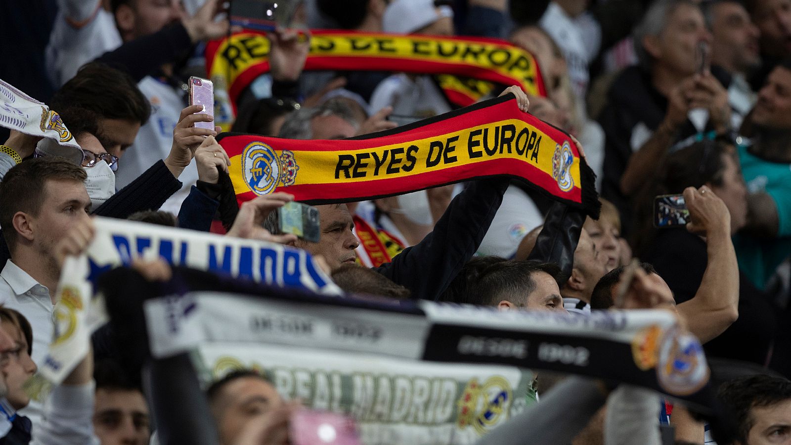 La afición celebra en Cibeles el pase a la final de Champions