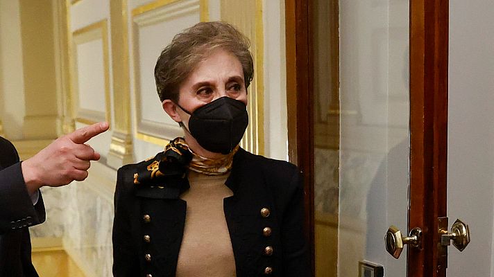 Informativo 24h - La directora del CNI muestra la autorización judicial para espiar a independentistas en la comisión de secretos