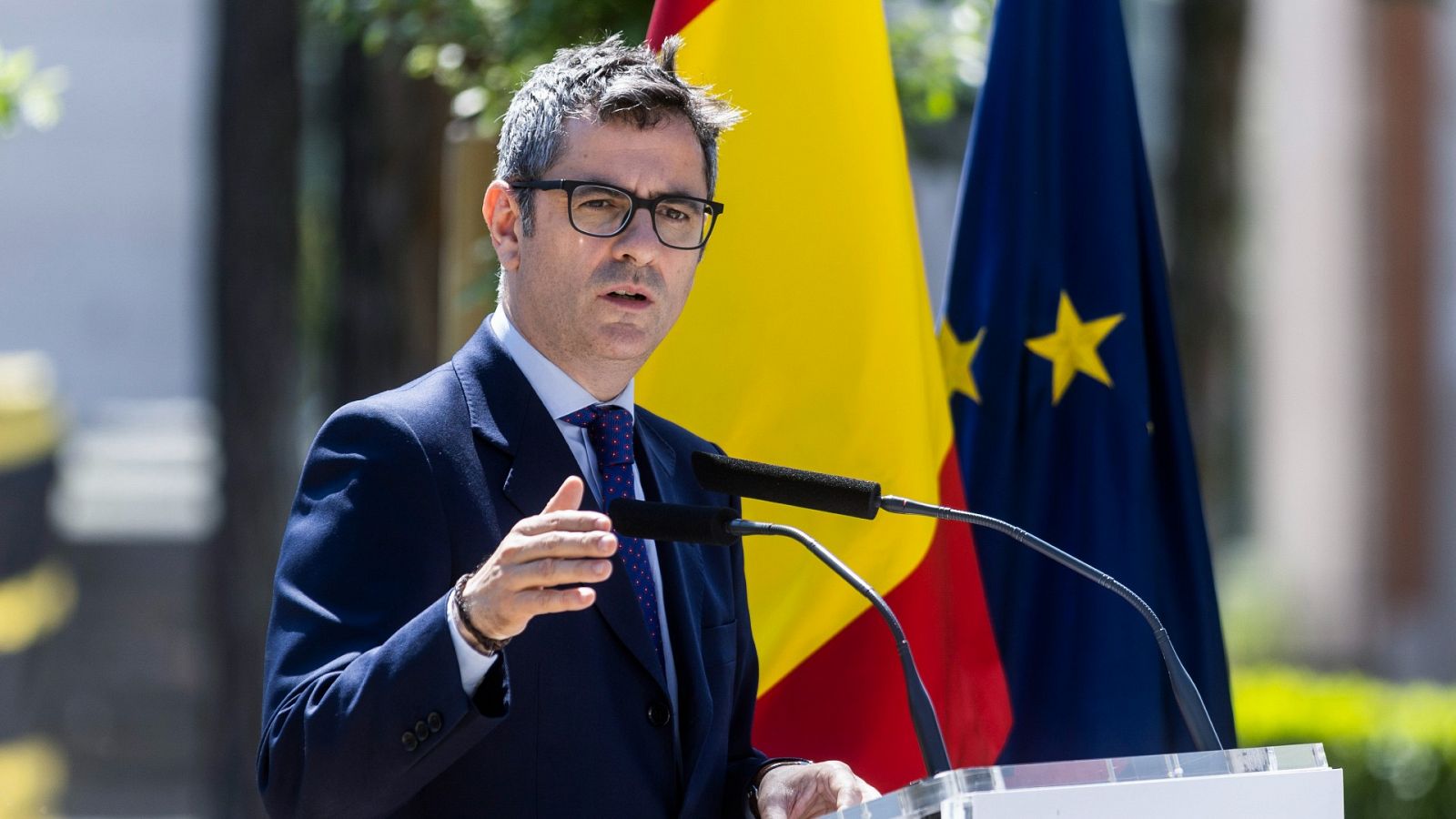 Bolaños rebaja la tensión con Robles y responsabiliza a "todo el Gobierno" en la seguridad de los móviles