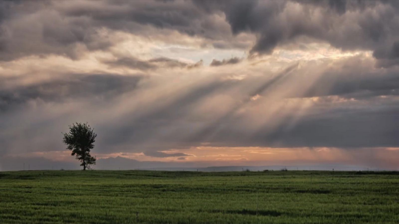 Se esperan intervalos nubosos en el Cantábrico oriental, alto Ebro y Pirineos con precipitaciones débiles dispersas. En Baleares probables chubascos - ver ahora