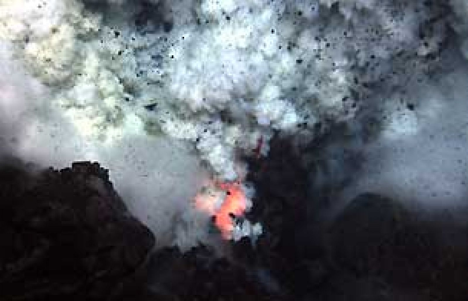 Espectacular erupción de un volcán submarino