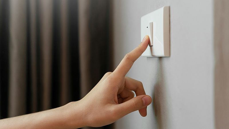 ¿Mercado libre o regulado? Los expertos recomiendan a los clientes revisar sus contratos ante la subida de la luz - Economía en 24 horas | Ver
